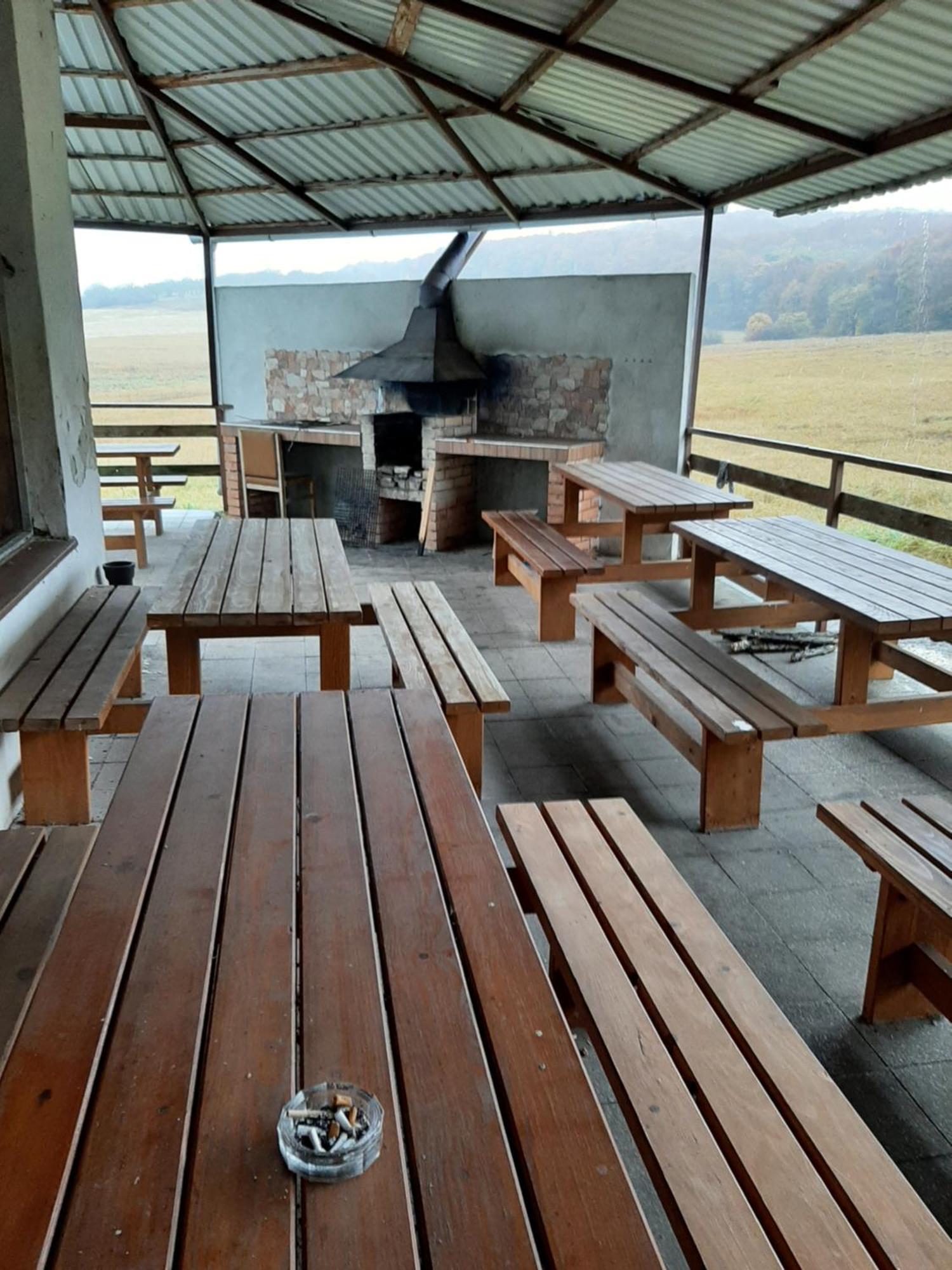 Turisticka Ubytovna Hotel Divin Bagian luar foto